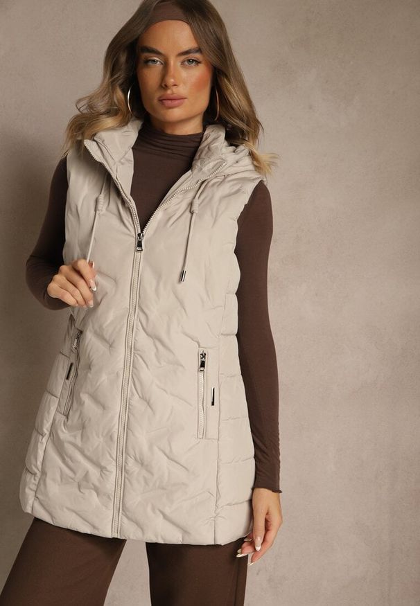 Renee - Ciemnobeżowa Taliowana Kamizelka Przejściowa z Kapturem Olepia. Okazja: na co dzień. Typ kołnierza: kaptur. Kolor: beżowy. Materiał: poliester, jeans. Sezon: jesień, wiosna. Styl: klasyczny, casual