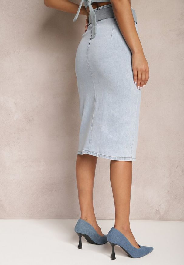 Renee - Jasnoniebieska Jeansowa Spódnica Ołówkowa Midi z Guzikami i Rozcięciem Jackiesa. Kolor: niebieski. Materiał: jeans