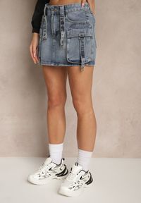 Renee - Niebieska Jeansowa Spódnica z Bawełny Ozdobiona Paskami Parimi. Okazja: na co dzień. Stan: podwyższony. Kolor: niebieski. Materiał: bawełna, jeans. Wzór: aplikacja. Styl: casual