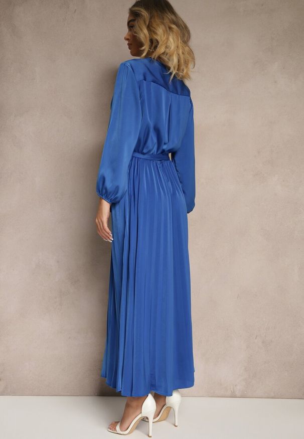 Renee - Niebieska Maxi Sukienka z Plisowanym Dołem i Kopertowym Dekoltem Basila. Kolor: niebieski. Typ sukienki: kopertowe. Długość: maxi