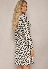 Renee - Beżowa Sukienka Mini w Geometryczny Wzór z Długim Rękawem Ezrie. Kolor: beżowy. Długość rękawa: długi rękaw. Wzór: geometria. Typ sukienki: kopertowe. Długość: mini #3
