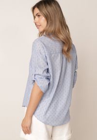 Born2be - Jasnoniebieska Bawełniana Koszula Oversize z Tkaniny Plumetti z Metaliczną Nicią Hepsolea. Okazja: na co dzień. Kolor: niebieski. Materiał: bawełna, tkanina. Sezon: lato. Styl: elegancki, casual #2