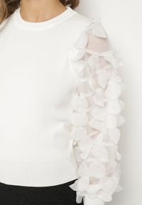 Born2be - Biały Sweter z Falbankami na Rękawach Belpie. Typ kołnierza: kołnierz z falbankami. Kolor: biały. Styl: elegancki