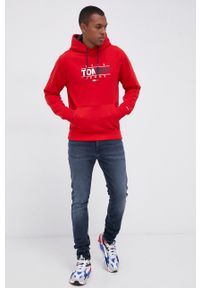 Tommy Jeans - Bluza bawełniana. Okazja: na co dzień. Kolor: czerwony. Materiał: bawełna. Wzór: nadruk. Styl: casual