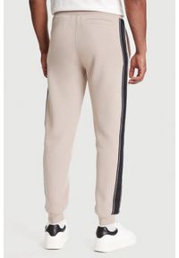 Guess - GUESS Beżowe spodnie męskie z lampasami Mickey, Rozmiar M. Kolor: beżowy #6