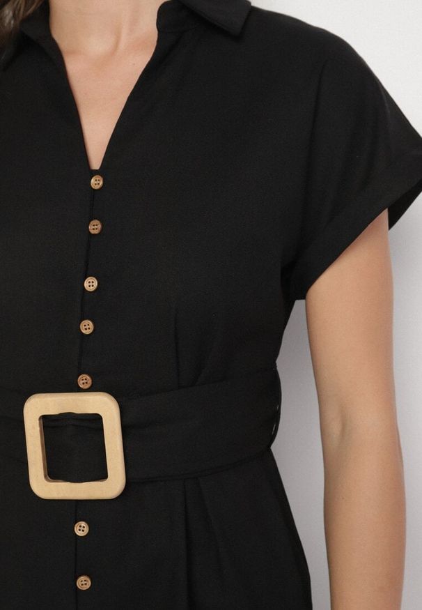 Born2be - Czarna Bawełniana Sukienka Koszulowa na Krótki Rękaw z Dodatkowym Paskiem Callira. Okazja: na co dzień, na spacer. Kolor: czarny. Materiał: bawełna. Długość rękawa: krótki rękaw. Typ sukienki: koszulowe. Styl: casual, elegancki