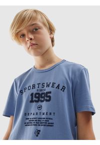 4f - T-shirt z nadrukiem chłopięcy. Kolor: niebieski. Materiał: bawełna. Wzór: nadruk