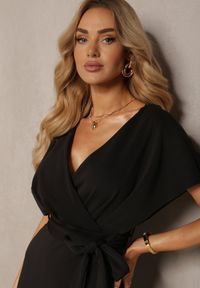 Renee - Czarna Sukienka Koktajlowa z Trójkątnym Dekoltem i Materiałowym Paskiem z Rozcięciem Wilni. Okazja: na co dzień. Kolor: czarny. Materiał: materiał. Typ sukienki: proste. Styl: wizytowy #3