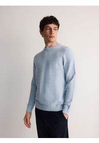 Reserved - Bawełniany sweter w paski - jasnoniebieski. Kolor: niebieski. Materiał: bawełna. Wzór: paski #1