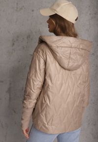 Renee - Brązowa Pikowana Kurtka z Kapturem z Materiałem na Rękawach Grigoria. Okazja: na co dzień. Typ kołnierza: kaptur. Kolor: brązowy. Materiał: materiał. Długość rękawa: długi rękaw. Styl: casual, elegancki #2