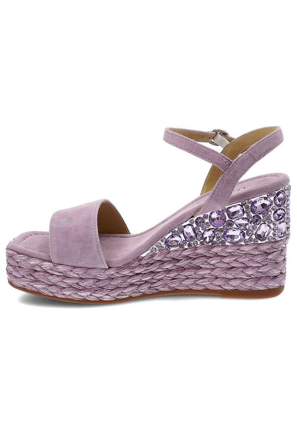 Fioletowe Sandały Alma En Pena Eleganckie Buty Damskie. Okazja: na co dzień. Zapięcie: sprzączka. Kolor: fioletowy. Szerokość cholewki: normalna. Materiał: zamsz, skóra. Sezon: lato. Obcas: na koturnie. Styl: elegancki. Wysokość obcasa: średni