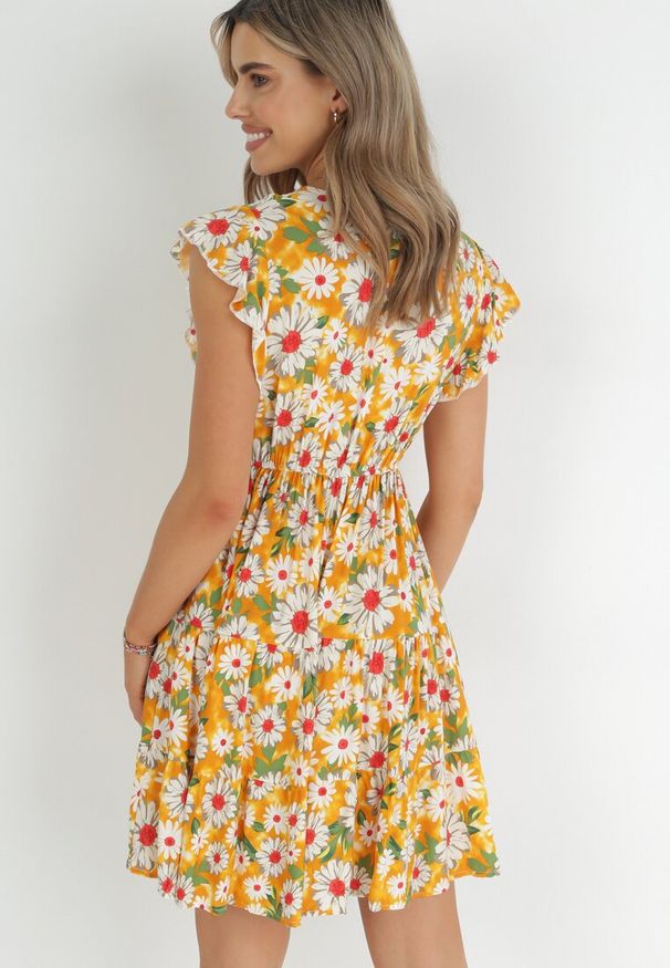 Born2be - Żółta Sukienka Mini z Wiskozy z Gumką w Pasie i Falbankami Nidi. Typ kołnierza: kołnierz z falbankami. Kolor: żółty. Materiał: wiskoza. Długość: mini