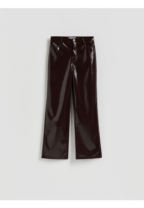 Reserved - Spodnie z imitacji skóry - burgundowy. Kolor: czerwony. Materiał: skóra