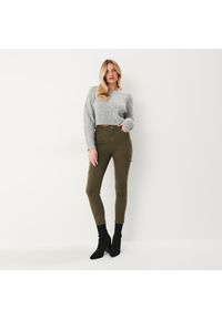 Mohito - Zielone spodnie skinny cargo - Khaki. Kolor: brązowy