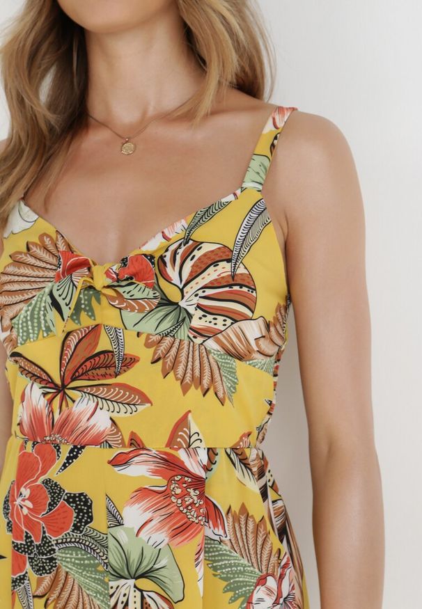 Born2be - Żółty Kombinezon Kalonice. Kolor: żółty. Długość rękawa: na ramiączkach. Długość: długie. Wzór: kolorowy, aplikacja, kwiaty. Sezon: lato