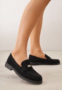 Renee - Czarne Mokasyny VICES ze Skórzaną Wkładką i Metaliczną Ozdobą Sereisana. Nosek buta: okrągły. Kolor: czarny. Materiał: skóra. Wzór: aplikacja. Obcas: na obcasie. Wysokość obcasa: niski #6