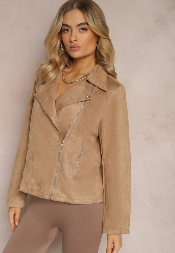 Renee - Brązowa Asymetryczna Kurtka Ramoneska z Imitacji Zamszu Kmiya. Kolekcja: plus size. Kolor: brązowy. Materiał: zamsz