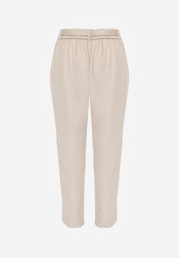 Born2be - Beżowe Spodnie Typu Cygaretki z Wysokim Stanem Paskiem i Klamrą Półksiężycem Vikirae. Okazja: do pracy, na spotkanie biznesowe. Stan: podwyższony. Kolor: beżowy. Styl: elegancki, biznesowy, klasyczny