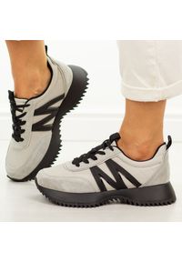 Szare skórzane sneakersy damskie Vinceza 41521. Okazja: na co dzień. Nosek buta: okrągły. Zapięcie: sznurówki. Kolor: szary. Materiał: skóra, zamsz, tkanina. Szerokość cholewki: normalna. Wzór: aplikacja. Sezon: wiosna, lato, jesień #1