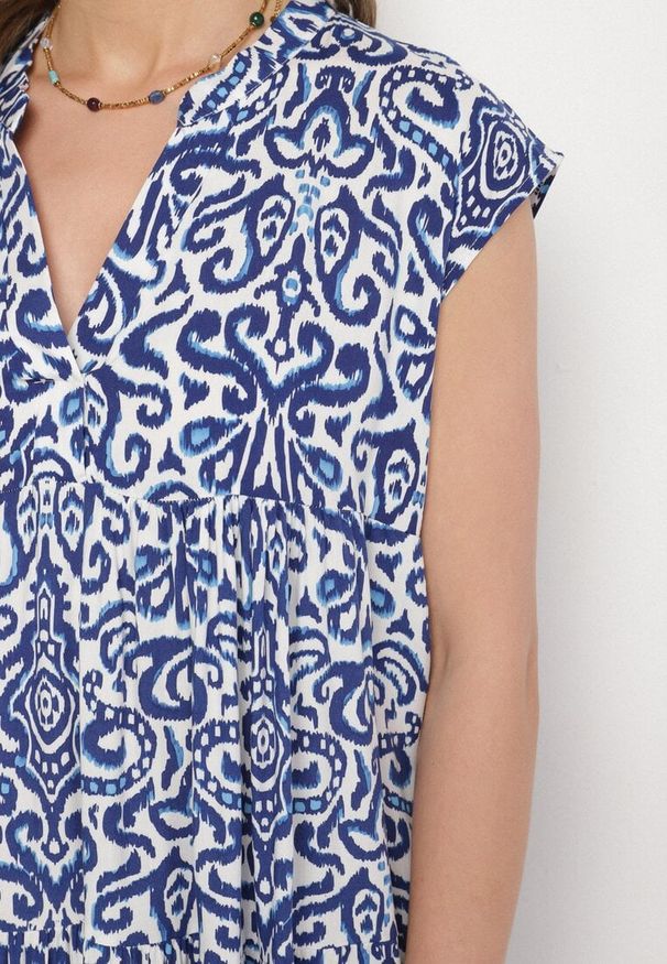 Born2be - Niebieska Bawełniana Sukienka o Rozkloszowanym Kroju Oversize Liravina. Okazja: na co dzień. Typ kołnierza: dekolt w serek. Kolor: niebieski. Materiał: bawełna. Typ sukienki: oversize. Styl: klasyczny, casual, elegancki