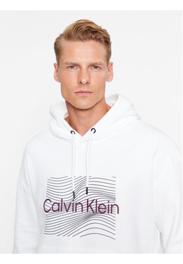 Calvin Klein Bluza Wave Lines Hero K10K112774 Biały Regular Fit. Kolor: biały. Materiał: bawełna