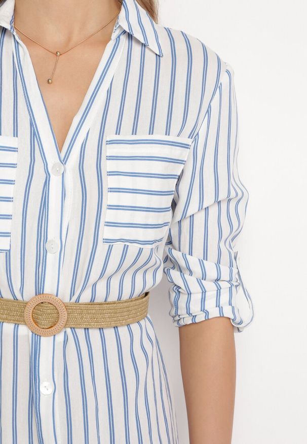 Born2be - Biało-Niebieska Jasna Sukienka Midi w Koszulowym Stylu z Lnem i Paskiem z Klamrą Egogia. Okazja: na co dzień. Kolor: biały. Materiał: len. Długość rękawa: długi rękaw. Wzór: aplikacja. Typ sukienki: koszulowe. Styl: elegancki, klasyczny, casual. Długość: midi