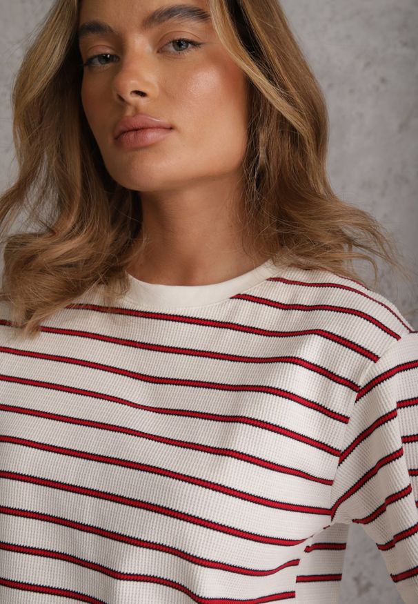 Renee - Czerwono-Biały T-shirt z Bawełny Ozdobiony Poziomymi Paskami Nautida. Okazja: na co dzień. Kolor: biały. Materiał: bawełna. Wzór: aplikacja. Styl: casual