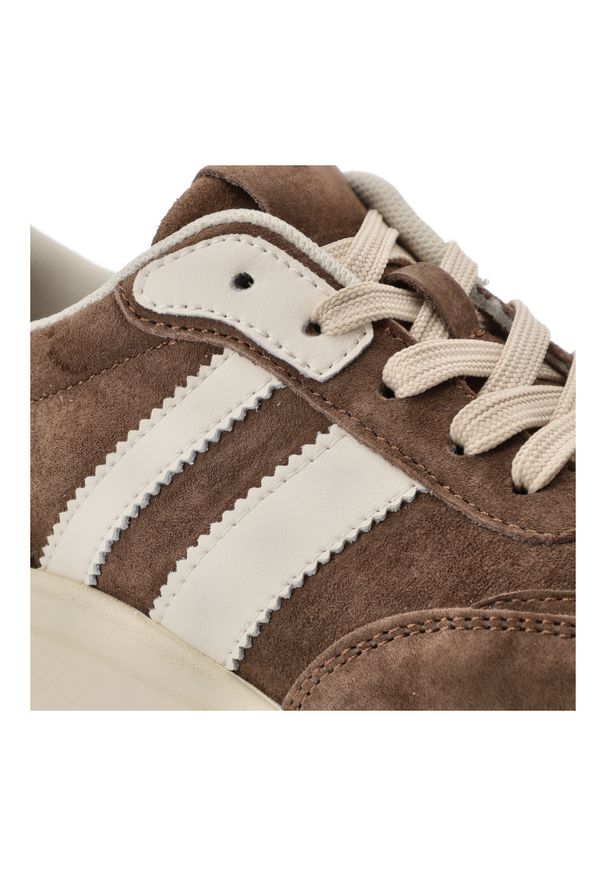 Sneakersy damskie S.Barski, cholewka skóra naturalna zamszowa kontrastowe panele wiązanie klasyczne fason niski zaokrąglony nosek masywna wizualnie p. Okazja: na co dzień. Zapięcie: sznurówki. Kolor: brązowy. Materiał: zamsz, skóra. Szerokość cholewki: normalna. Styl: klasyczny