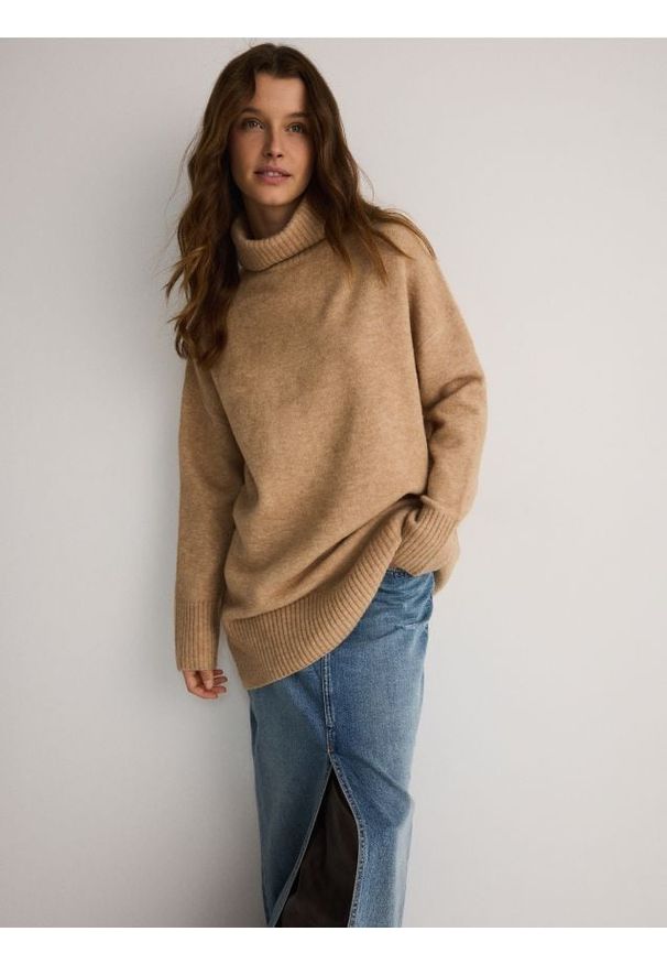 Reserved - Sweter z golfem - beżowy. Typ kołnierza: golf. Kolor: beżowy. Materiał: wełna, dzianina