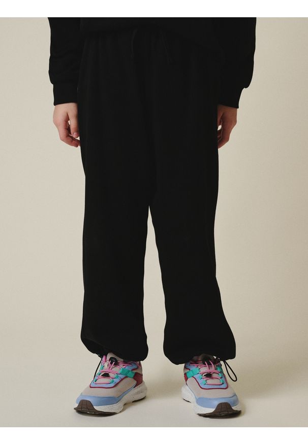 4f - 4F Spodnie dresowe z szerokimi nogawkami dziewczęce - czarne 134/140 (8-10 lat). Okazja: na spacer, na co dzień, na uczelnię. Kolor: czarny. Materiał: dresówka. Sezon: lato. Styl: casual