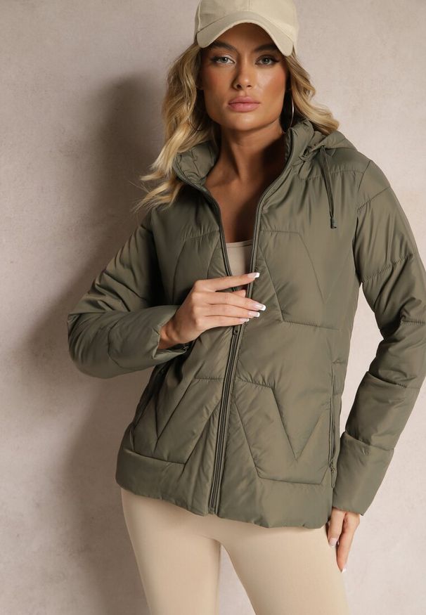 Renee - Ciemnozielona Pikowana Kurtka Przejściowa z Kapturem Silidi. Okazja: na co dzień. Typ kołnierza: kaptur. Kolor: zielony. Materiał: jeans. Styl: klasyczny, elegancki, casual