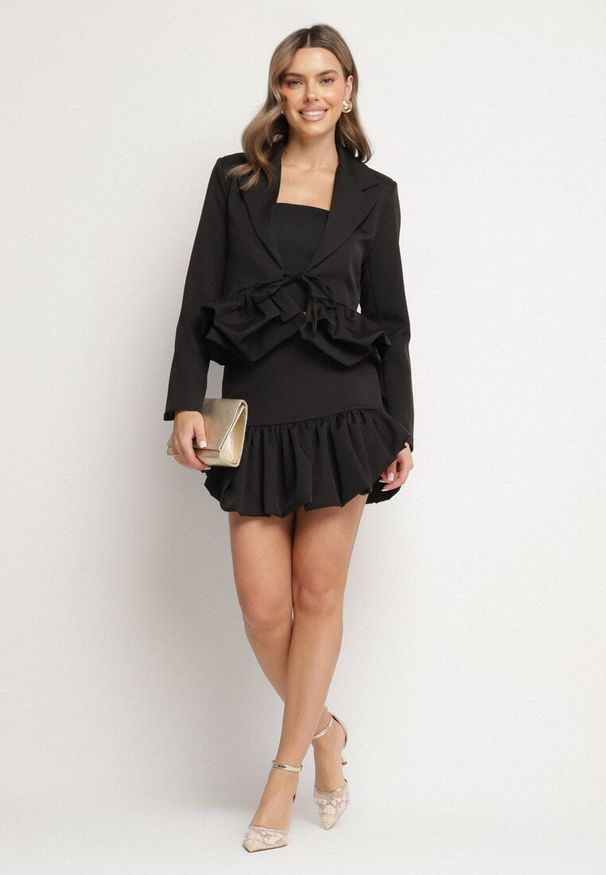 Born2be - Czarny Komplet Garniturowy Zdobiony Falbanami Marynarka i Spódnico-Spodenki Voelia. Kolor: czarny. Wzór: aplikacja