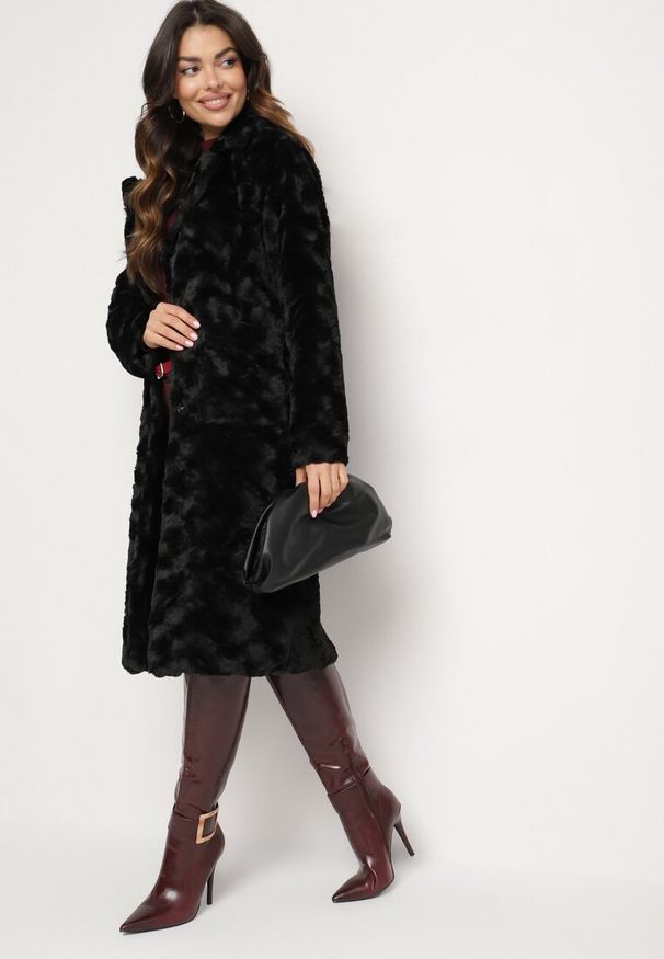 Born2be - Czarny Elegancki Płaszcz Jednorzędowy z Pluszowego Futerka Vertizelle. Okazja: na co dzień. Kolor: czarny. Materiał: futro. Styl: elegancki