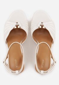 Born2be - Białe Sandały na Szpilce VICES z Marszczeniem i Metaliczną Aplikacją Nemenoe. Okazja: na wesele, na co dzień, na ślub cywilny. Zapięcie: pasek. Kolor: biały. Wzór: aplikacja. Obcas: na szpilce. Styl: casual, klasyczny, elegancki #8