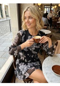 Sinsay - Sukienka mini w kwiaty - wielobarwny. Wzór: kwiaty. Długość: mini #1