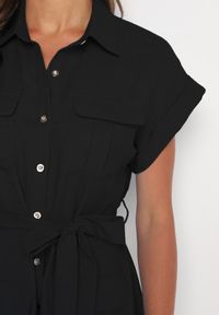 Born2be - Czarny Krótki Kombinezon z Zapinany na Guziki z Wiązaniem w Talii Senadea. Kolor: czarny. Długość rękawa: krótki rękaw. Długość: krótkie #2