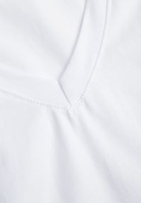 Renee - Biały T-shirt Bawełniany z Dekoltem w V Adozixie. Okazja: na co dzień. Kolor: biały. Materiał: bawełna. Styl: street, casual #4
