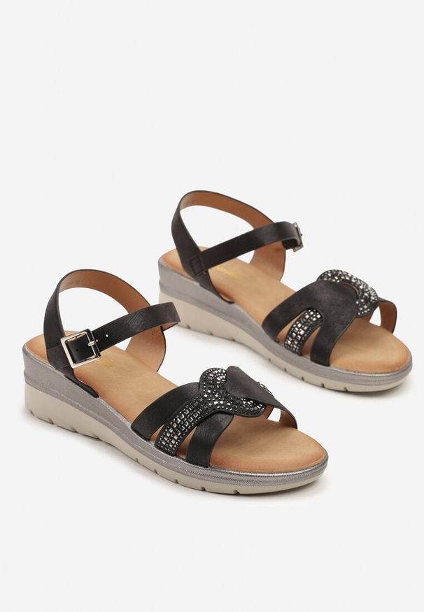 Born2be - Czarne Sandały na Niskim Koturnie Zdobione Cyrkoniami Tanarea. Zapięcie: pasek. Kolor: czarny. Wzór: aplikacja. Obcas: na koturnie. Styl: elegancki, klasyczny