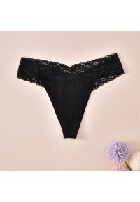 Intica - Stringi koronkowe z delikatnej tkaniny Dzanna. Kolor: czarny. Materiał: tkanina, koronka. Wzór: koronka