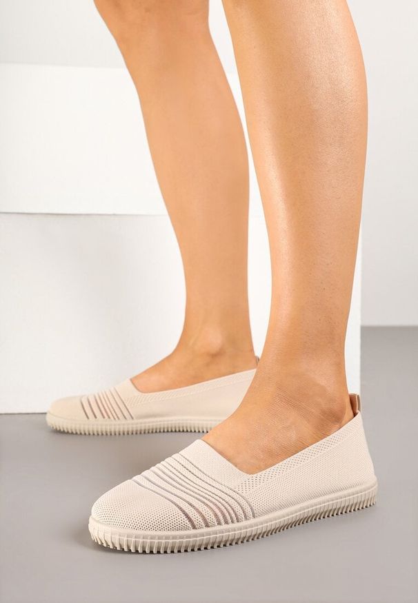 Renee - Beżowe Tenisówki Ozdobione Paskami Heloti. Okazja: na co dzień. Zapięcie: pasek. Kolor: beżowy. Materiał: jeans. Wzór: aplikacja. Styl: casual