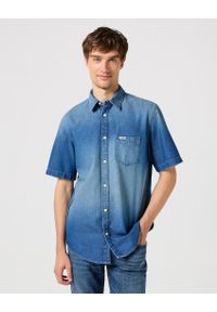 Wrangler - WRANGLER SS 1 PKT SHIRT MĘSKA KOSZULA JEANSOWA MID STONE 112350183. Materiał: jeans