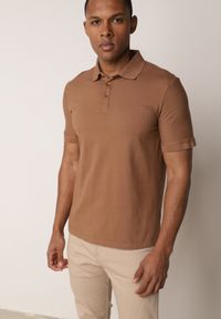 Born2be - Brązowa Gładka Koszulka Polo o Klasycznym Kroju Sinopea. Okazja: na co dzień, do pracy, na spotkanie biznesowe. Typ kołnierza: polo. Kolor: brązowy. Materiał: jeans. Wzór: gładki. Styl: klasyczny #1