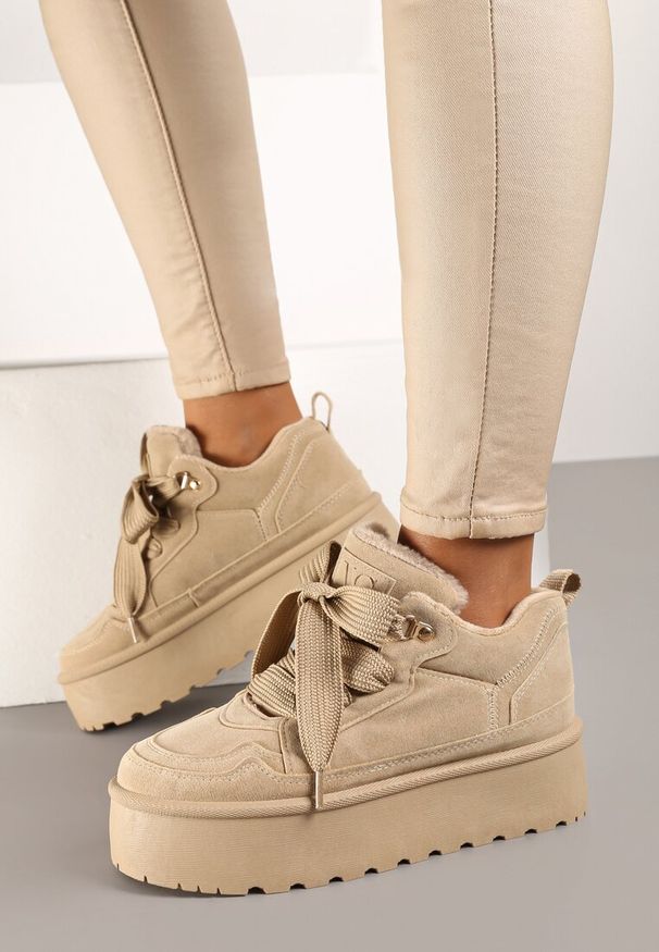 Renee - Ciemnobeżowe Sneakersy Vices na Platformie Obszyte Futerkiem Naleris. Zapięcie: sznurówki. Kolor: beżowy. Materiał: futro. Obcas: na platformie
