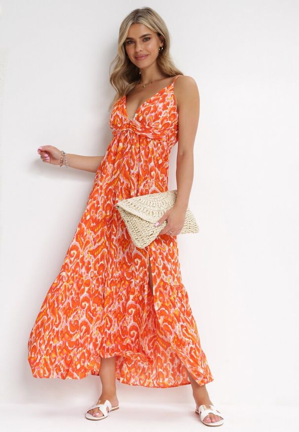 Born2be - Pomarańczowa Rozkloszowana Sukienka Maxi na Ramiączkach z Głębokim Dekoltem Danila. Kolor: pomarańczowy. Długość rękawa: na ramiączkach. Sezon: wiosna, lato. Długość: maxi