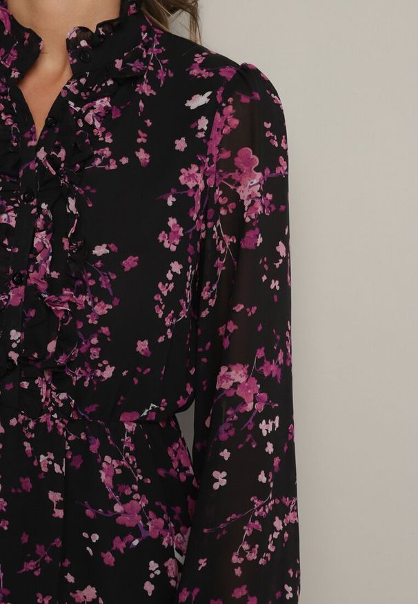 Born2be - Czarno-Fioletowa Rozkloszowana Sukienka Kwiatowa z Falbankami i Gumką w Pasie Zinilda. Okazja: na co dzień. Typ kołnierza: kołnierz z falbankami. Kolor: czarny. Wzór: kwiaty. Typ sukienki: rozkloszowane, proste. Styl: casual, elegancki