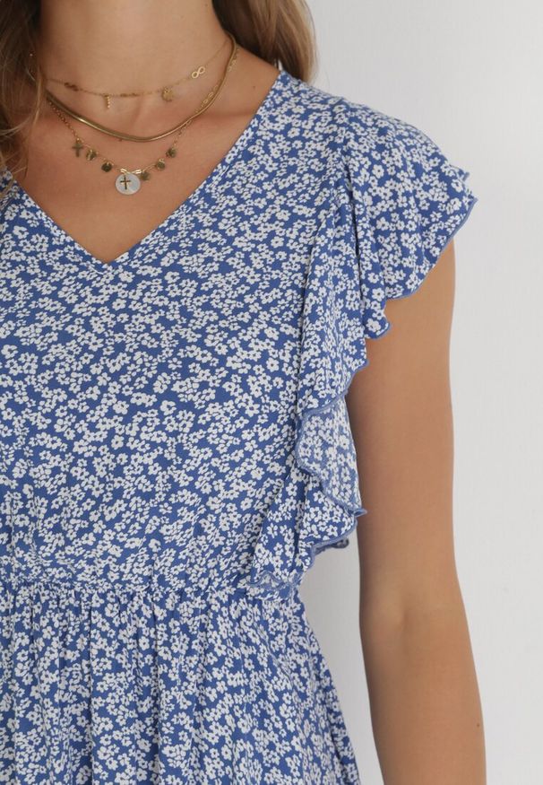 Born2be - Niebieska Sukienka Neamelia. Typ kołnierza: dekolt w serek. Kolor: niebieski. Materiał: wiskoza. Długość rękawa: bez rękawów. Wzór: nadruk, kwiaty. Sezon: lato. Styl: klasyczny