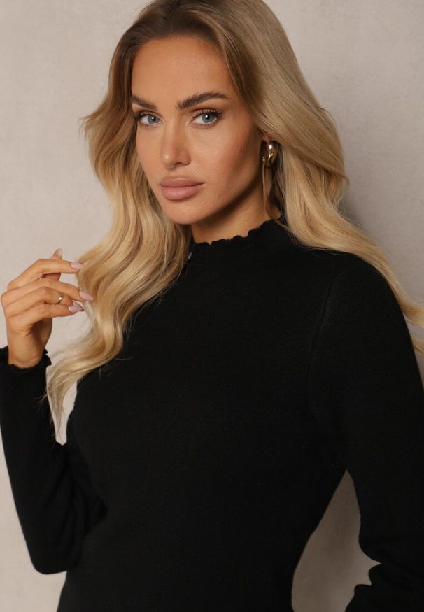 Renee - Czarny Sweter z Wełną przy Dekolcie Ozdobiony Falbanką Seatoria. Okazja: na co dzień. Typ kołnierza: kołnierz z falbankami. Kolor: czarny. Materiał: wełna. Wzór: aplikacja. Styl: wizytowy, casual