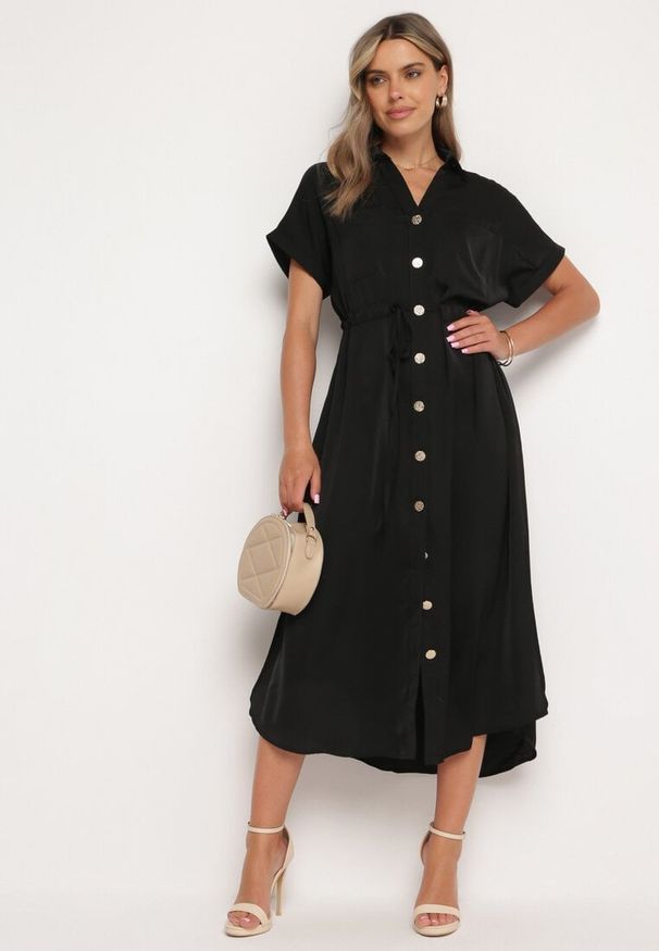 Born2be - Czarna Koszulowa Sukienka z Krótkim Rękawem Zapinana na Guziki z Materiałowym Paskiem Piantia. Okazja: na co dzień, na imprezę. Kolor: czarny. Materiał: materiał. Długość rękawa: krótki rękaw. Sezon: wiosna, lato. Typ sukienki: koszulowe. Styl: casual, elegancki