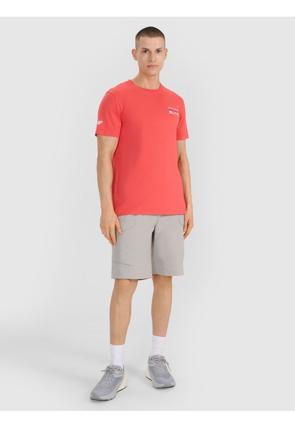 4f - 4F T-shirt regular z nadrukiem męski - różowy XL. Okazja: na co dzień. Kolor: różowy. Materiał: bawełna, jersey, tkanina. Długość rękawa: krótki rękaw. Długość: krótkie. Wzór: nadruk. Styl: sportowy, casual, elegancki, klasyczny