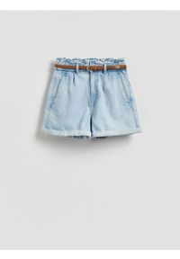 Reserved - Jeansowe szorty z paskiem - niebieski. Kolor: niebieski. Materiał: jeans #1